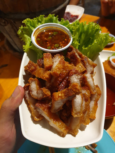 แจ่วฮ้อนโรลไฟ - การบริการอาหารและที่พัก