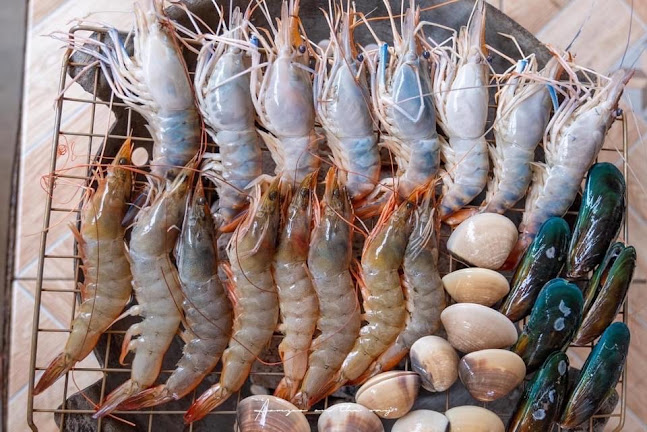 บ้านปิ้งย่าง ภูเก็ต - การบริการอาหารและที่พัก