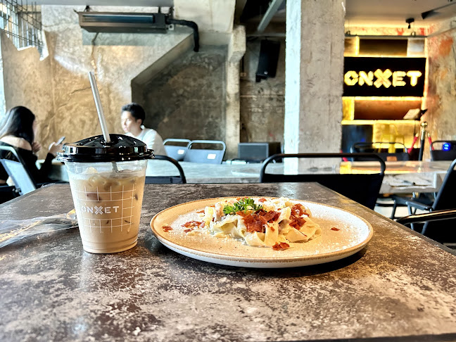 Onxet Cafebar - การบริการอาหารและที่พัก