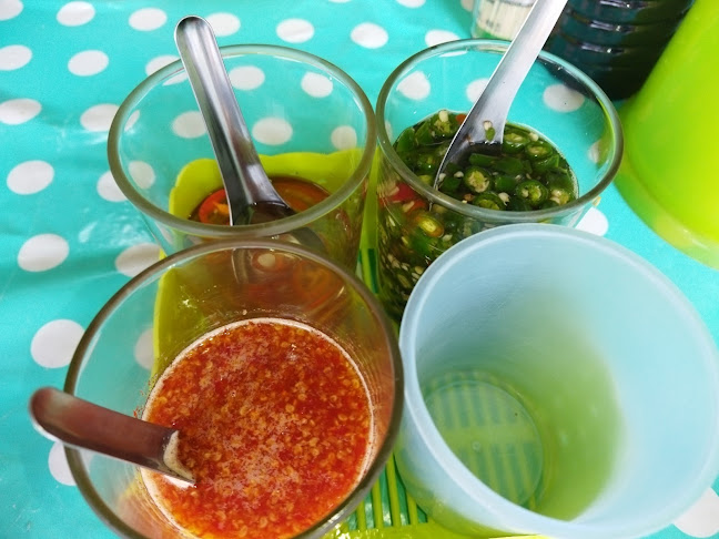 ข้าวหมูแดงนครปฐม - การบริการอาหารและที่พัก