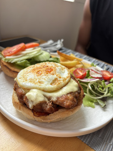 De Earn Cafe and Bar Phuket - การบริการอาหารและที่พัก