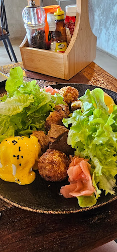 Folk Café Phuket - การบริการอาหารและที่พัก