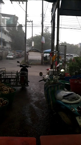 ตลาดย่าโม - การบริการอาหารและที่พัก