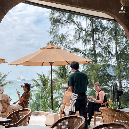 Opinii despre Manina Brunch&Bar - Patong Restaurant în อำเภอกะทู้ - การบริการอาหารและที่พัก