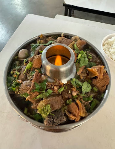 ก๋วยเตี๋ยวเนื้อเฮง เนื้อวัวตุ๋น-หมูตุ๋น เกาเหลาหม้อไฟ - การบริการอาหารและที่พัก