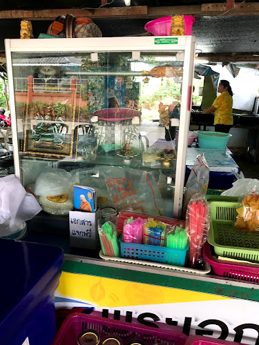 ร้านก๋วยเตี๋ยวน่องไก่ ท่าข้าว - การบริการอาหารและที่พัก