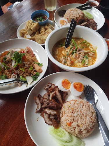 ครัวอภิรัตต์ริมทางรถไฟ - เมือง