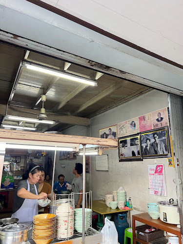 Nai Tong Thai Chicken Noodle Shop - การบริการอาหารและที่พัก