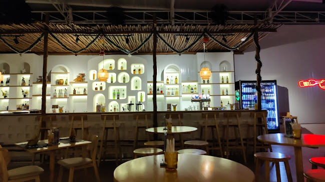 De Earn Cafe and Bar Phuket - การบริการอาหารและที่พัก