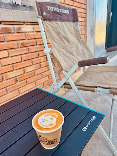 Mighty Coffee Ubon , ไมตรี คอฟฟี่ - การบริการอาหารและที่พัก