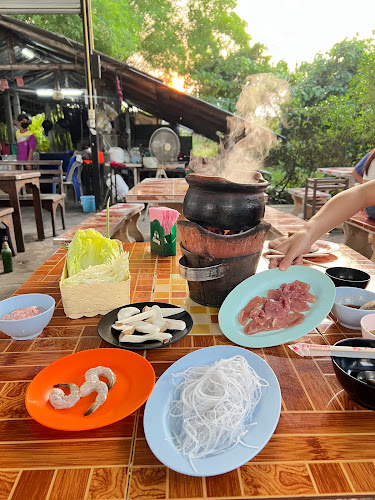 Opinii despre ร้านคูเมืองหมูจุ่ม în อำเภอเมือง - การบริการอาหารและที่พัก