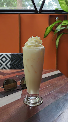 Three Monkeys Restaurant - การบริการอาหารและที่พัก