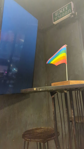 Thunder Bar Phuket - การบริการอาหารและที่พัก