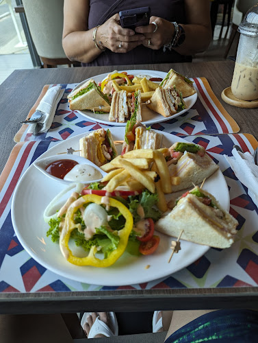 Opinii despre Sea Side Jomtien Beach Restaurant în อำเภอบางละมุง - การบริการอาหารและที่พัก