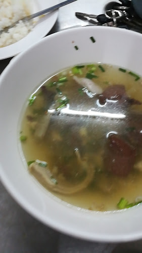 ขาหมูเมืองทอง - การบริการอาหารและที่พัก