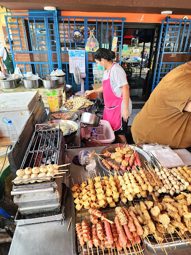 ตลาดหน้าการไฟฟ้า - การบริการอาหารและที่พัก
