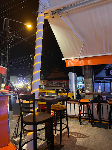 Hooters Phuket | American Restaurant & Sports Bar - การบริการอาหารและที่พัก