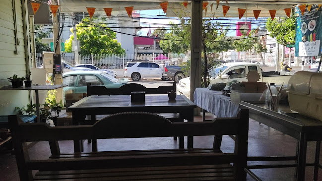 รักนะสุขภาพ (ดอกส้ม) - การบริการอาหารและที่พัก