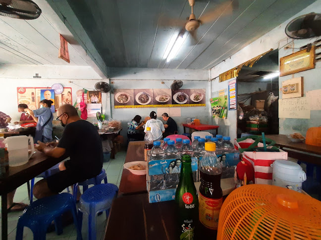 ก๋วยเตี๋ยว รุ่งรัตน์ คลอง2 - การบริการอาหารและที่พัก