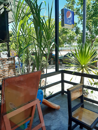 สเต็กลุงเดฟ#ตรงข้ามหอกาญจนา - การบริการอาหารและที่พัก