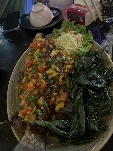 ตลาดนัดเรือบิน - การบริการอาหารและที่พัก