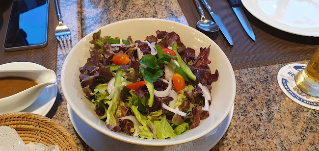 Chez Andy Swiss Restaurant & Steak House - การบริการอาหารและที่พัก