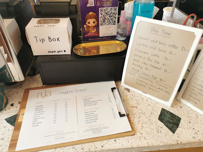 ญ่าคาเฟ่ • Coffee & Desserts • - เมือง