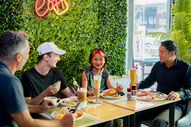 Travelers Coffee Phuket - การบริการอาหารและที่พัก