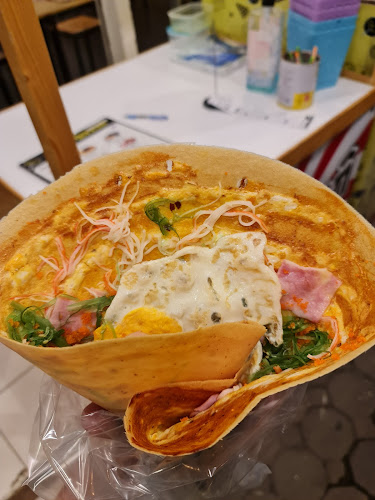 เครปไส้แตก ถนนต้นสน & Baan Cha Café - การบริการอาหารและที่พัก