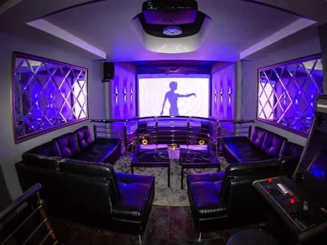 Stunners Club - การบริการอาหารและที่พัก