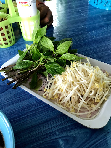 ร้านก๋วยเตี๋ยวน่องไก่ ท่าข้าว - การบริการอาหารและที่พัก