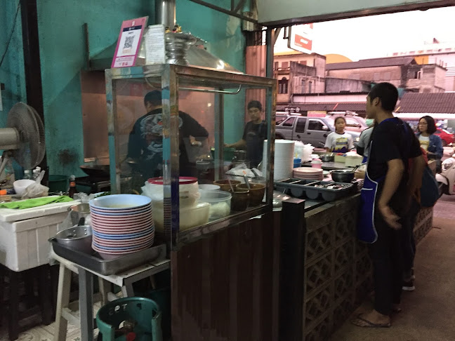 เรณูผัดไทย ดอกคำใต้ สาขา 2 - การบริการอาหารและที่พัก