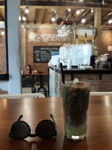 Opinii despre ซาลูน คอฟฟี่ แอนด์ บาร์ în อำเภอเมืองอุบลราชธานี - การบริการอาหารและที่พัก