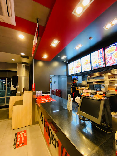 KFC - การบริการอาหารและที่พัก