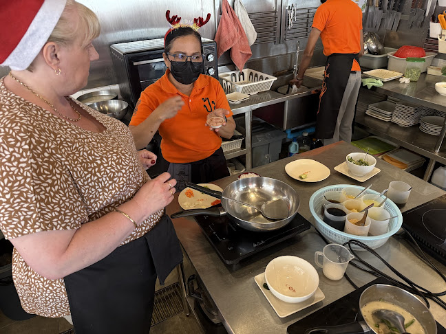 ร้านอาหาร และโรงเรียนสอนทำอาหารไทย ปุ้ม - การบริการอาหารและที่พัก