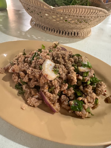 อีสานร้อยซาว - การบริการอาหารและที่พัก