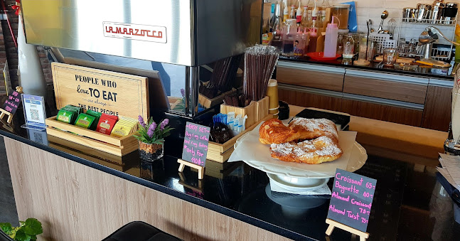 Mayday Coffee & Bar - การบริการอาหารและที่พัก