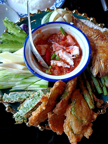 คุณเอียดชาววัง & ANYA Cafe - การบริการอาหารและที่พัก