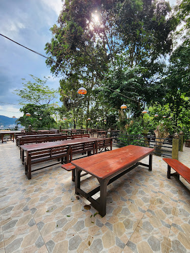 Opinii despre No.6 Restaurant Up The Hill în อำเภอกะทู้ - การบริการอาหารและที่พัก