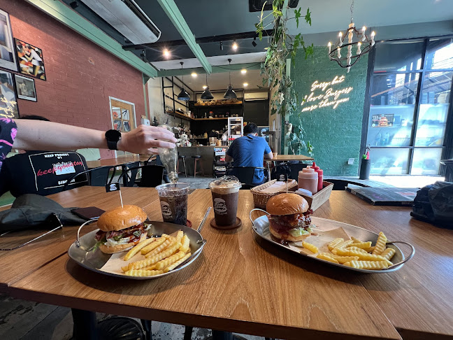 FIVE Loaves Burgers & Cafe’ - การบริการอาหารและที่พัก