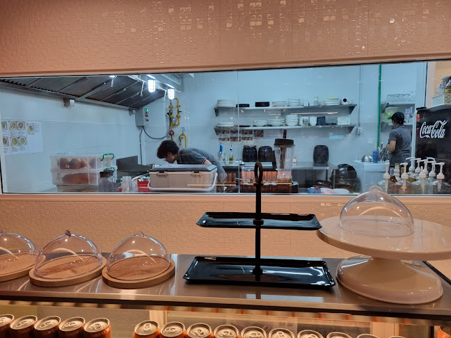 Santa Monica Diner Pattaya - การบริการอาหารและที่พัก