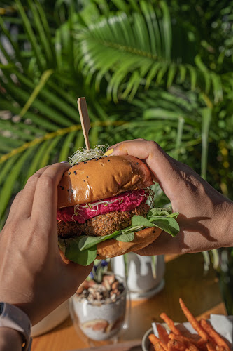 32 ถ. ทวีวงศ์ ตำบลป่าตอง อำเภอกะทู้ ภูเก็ต 83150