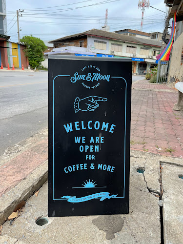Sun & Moon Café - การบริการอาหารและที่พัก
