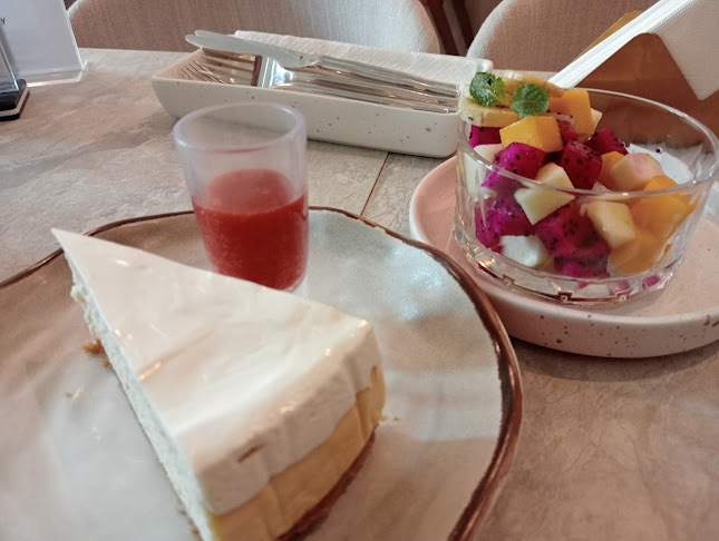 27 ถนน รัษฎา ตำบลตลาดใหญ่ อำเภอเมืองภูเก็ต ภูเก็ต 83000