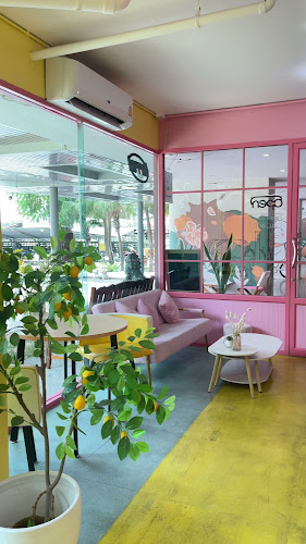 Shalala Cafe' X Studio (ชาลาล่า คาเฟ่) - การบริการอาหารและที่พัก