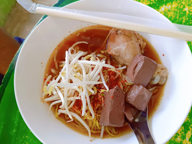 ก๋วยเตี๋ยวไก่ตุ๋นบุฟเฟ่ต์-ข้างวัดป่าศรัทธารวม