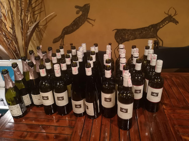 Tatonka Phuket - การบริการอาหารและที่พัก