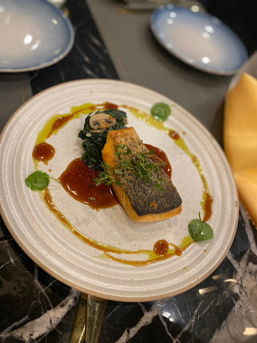 Otter in the rain - เมือง