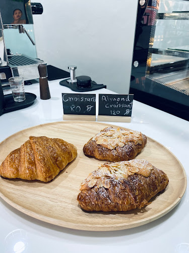 Crème Café Phuket - การบริการอาหารและที่พัก