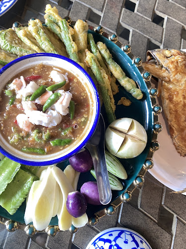 คุณเอียดชาววัง & ANYA Cafe - การบริการอาหารและที่พัก